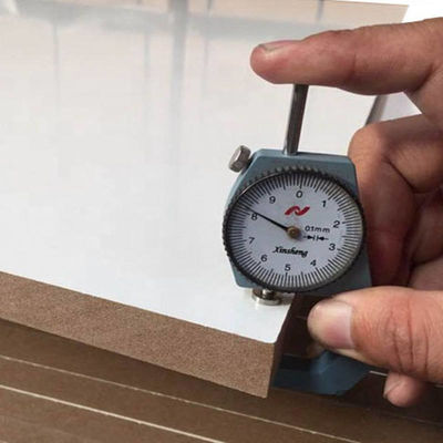 680-830KG/M3 밀도 목재 섬유 16mm 19mm 흰색 질감 메라민 Mdf 부엌 캐비닛